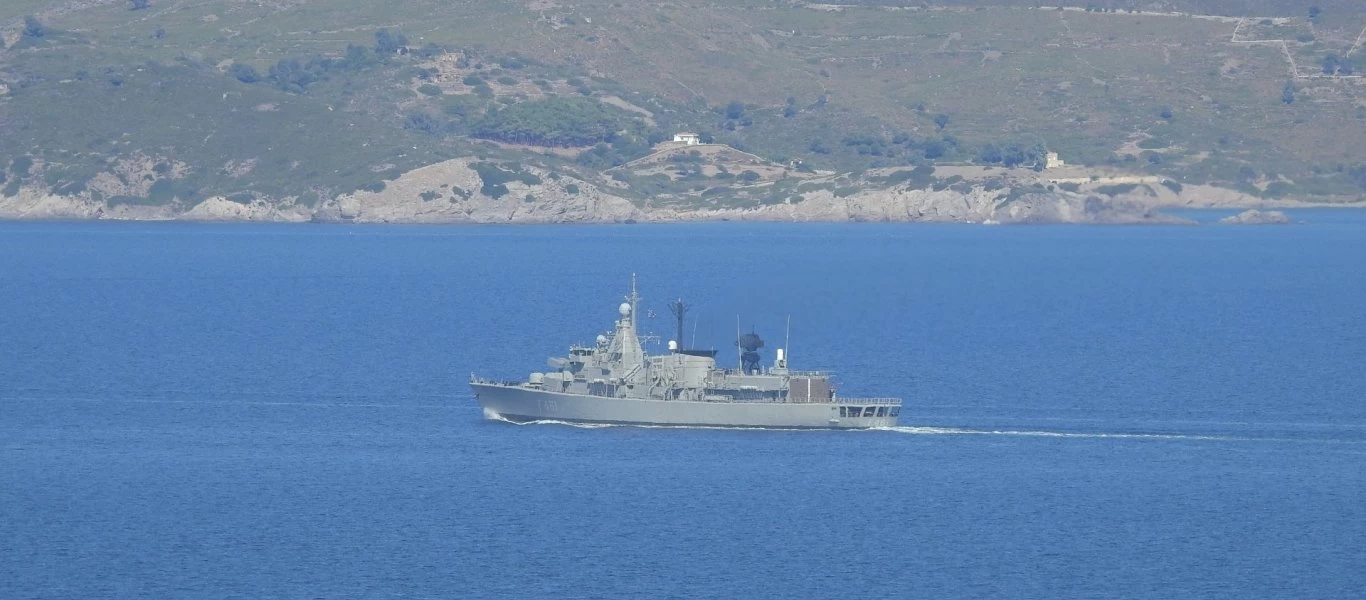 ΠΑΡΜΕΝΙΩΝ 2019: Η φρεγάτα «Ναβαρίνον» στις Οινούσσες (φώτο)